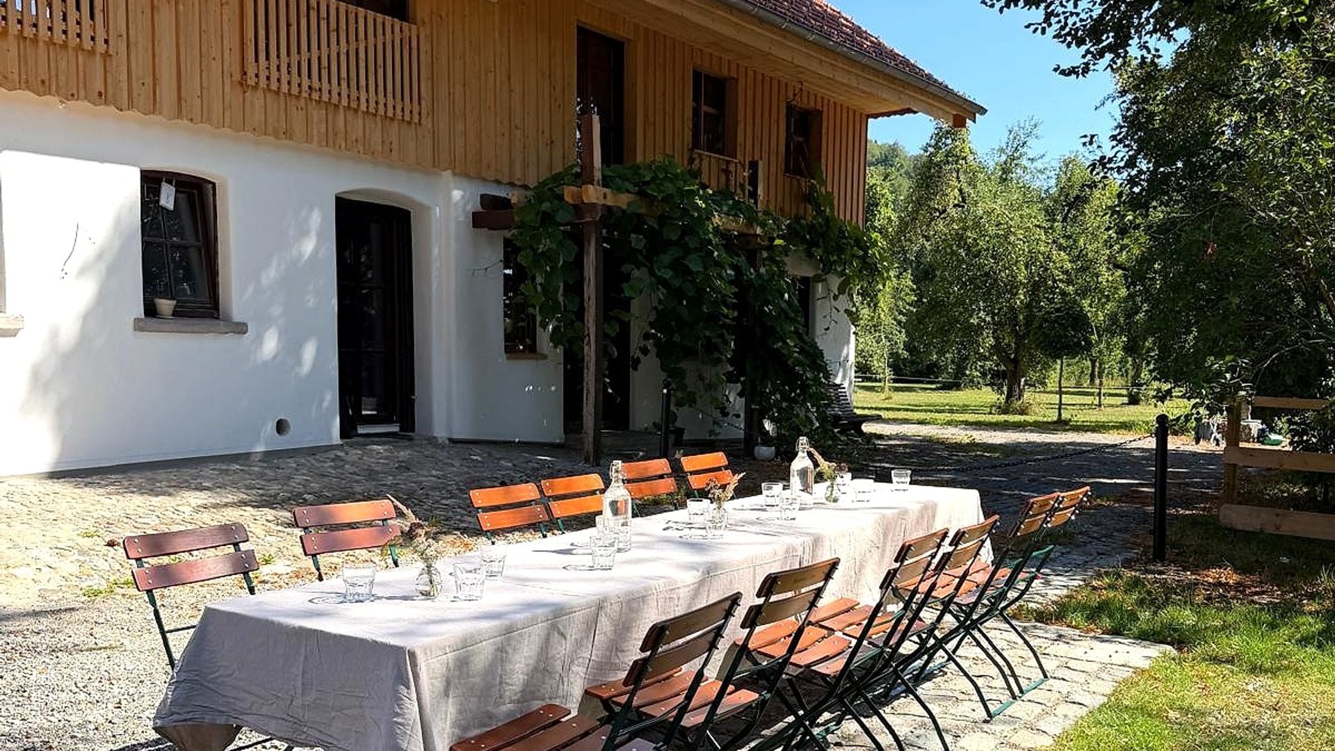 Der tobel mit gedeckter Tafel vor dem Haus