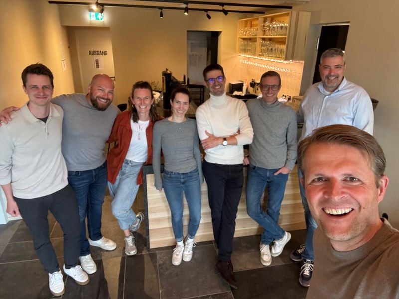 Team beim Gruppenfoto im tobel1853 — Firmenevent im Allgäu