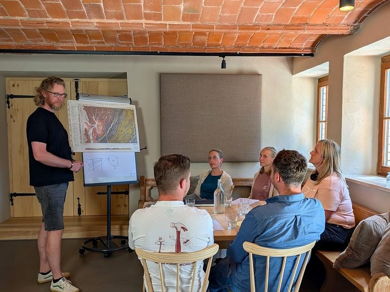 Workshop-Runde im Stall bei der Arbeit am Flipchart