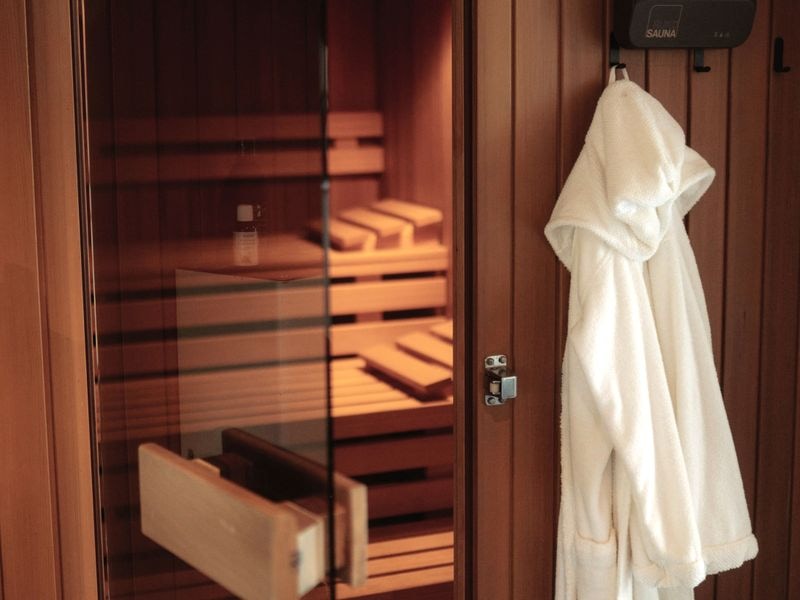 Blick in die Sauna im Erdgeschoss, Bademantel am Haken