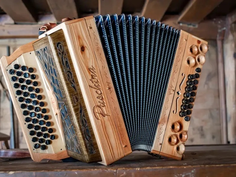 Steirische Harmonika aus Holz beim Frühschoppen im tobel1853