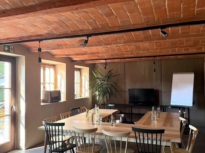 Workshop-Runde im Stall mit Flipchart
