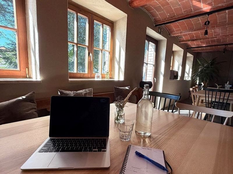 Laptop am Esstisch mit Blick ins Grüne