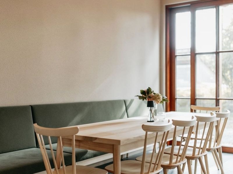 Tisch mit Bank im Bistro des tobel1853