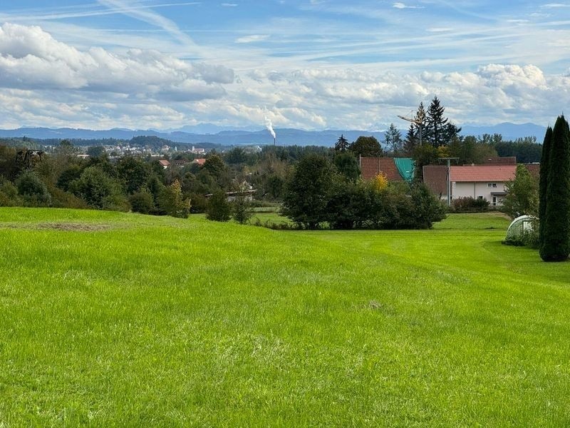 Blick über die Wiesen und Hügel rund um den tobel