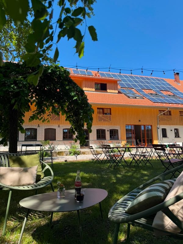 tobel1853 glimpse – garden lounge with a view of the house