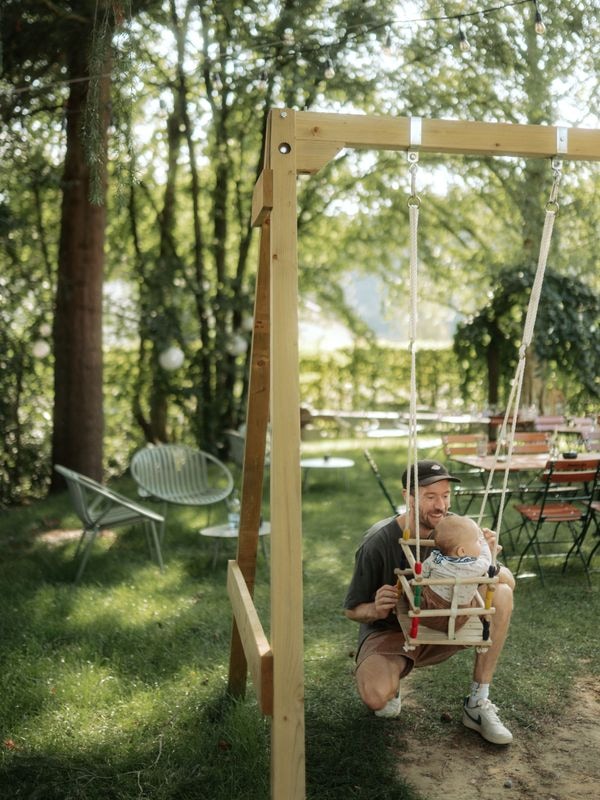 tobel1853 glimpse – a father with his child on the swing in the garden