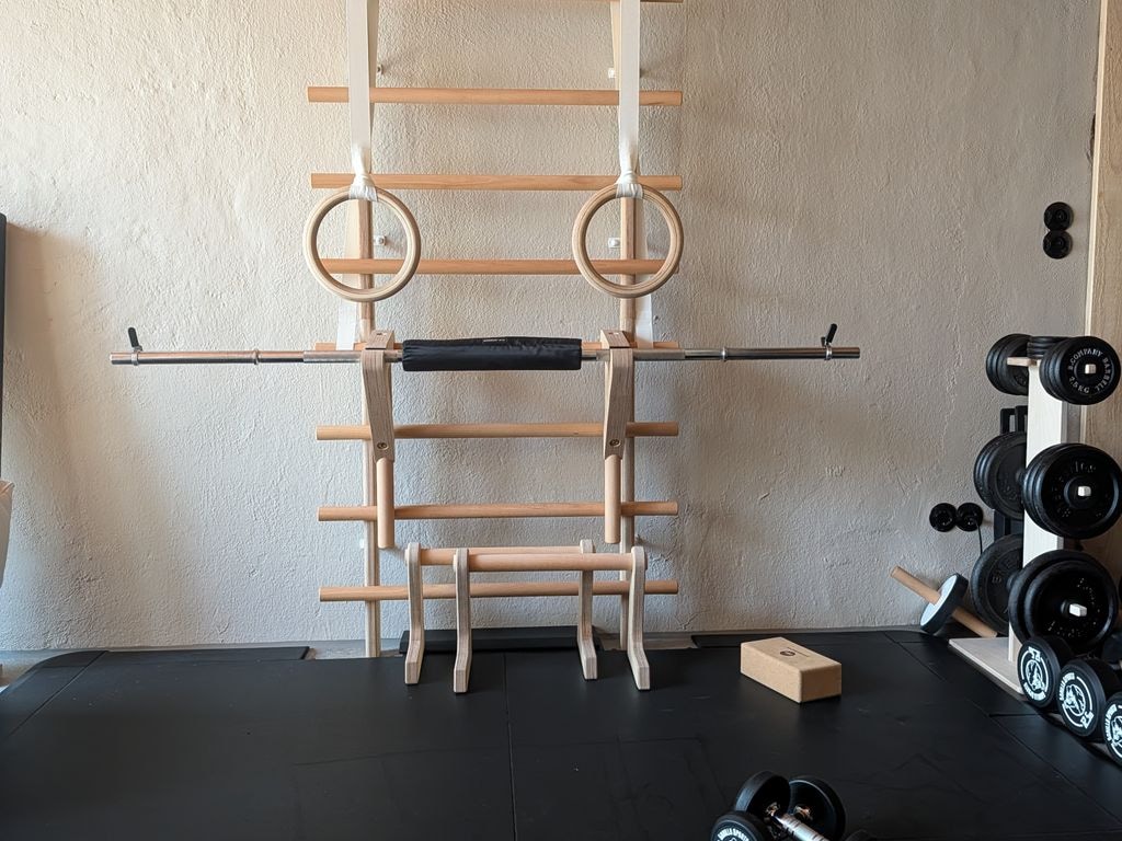 Fitness- und Rückzugsraum im tobel1853 im Allgäu mit Sprossenwand, Turnringen und Hanteln